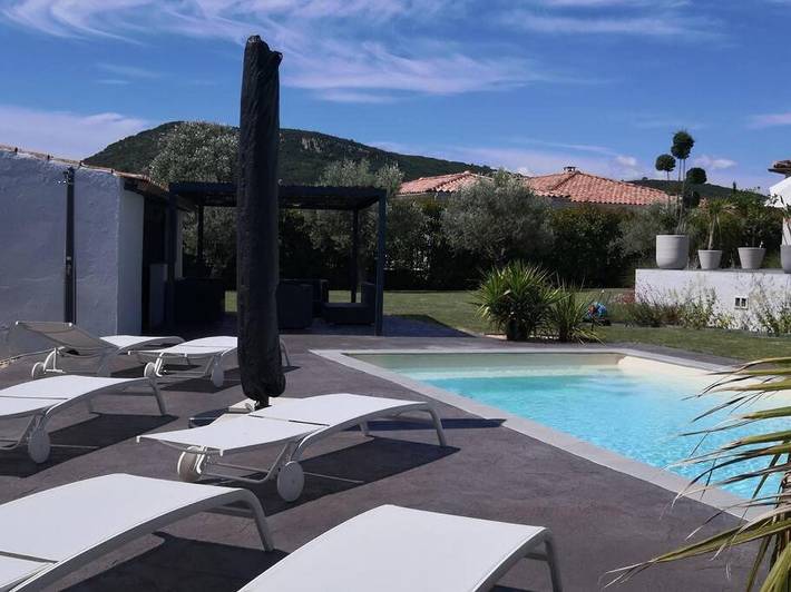 Location de vacances pour 9 personnes, avec piscine ainsi que vue et jardin à Saint-Clément - 3