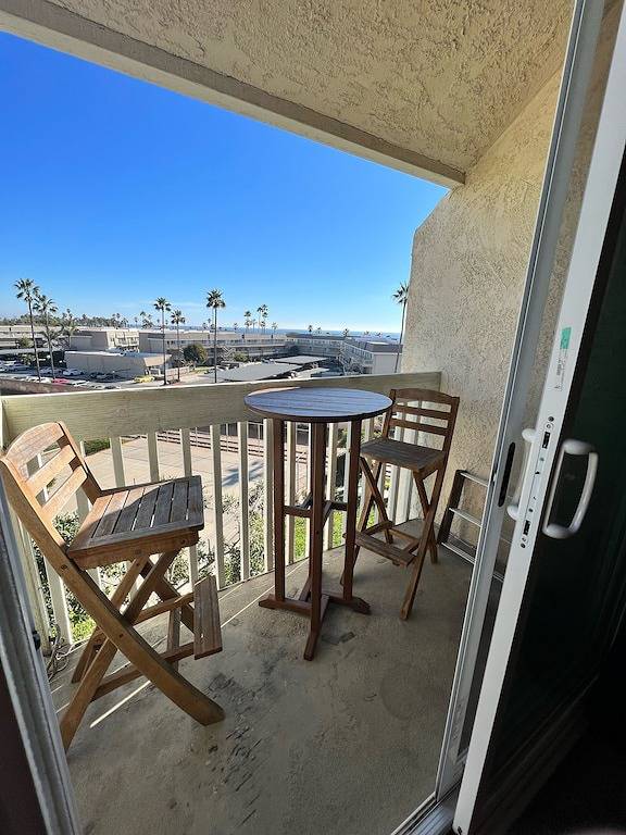 Vacation rental for 7 people, with pool and balcony as well as hot tub in Ventura County