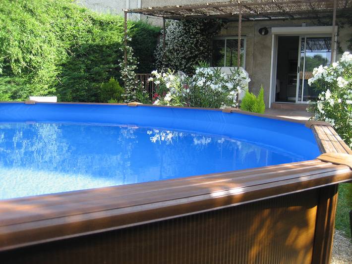 Gîte pour 6 personnes, avec terrasse ainsi que piscine et jardin