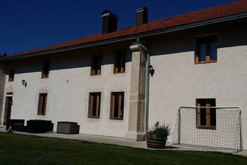 Gîte pour 9 personnes, avec terrasse et jardin à Les Molunes