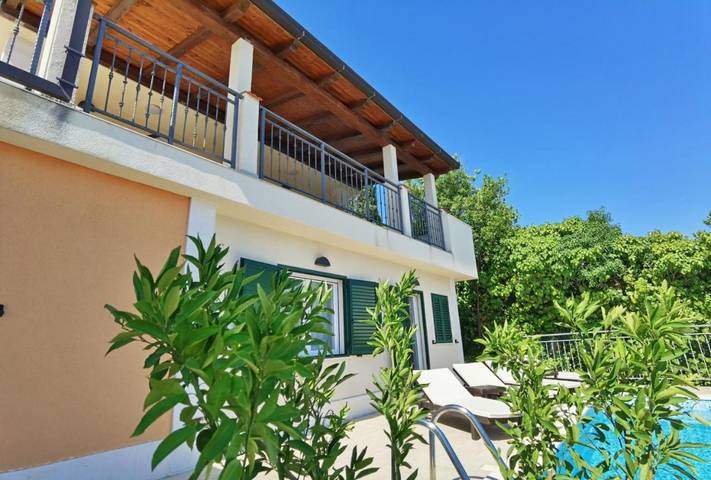 Vakantiehuis voor 6 personen, with tuin and uitzicht op zee as well as zwembad op Čiovo