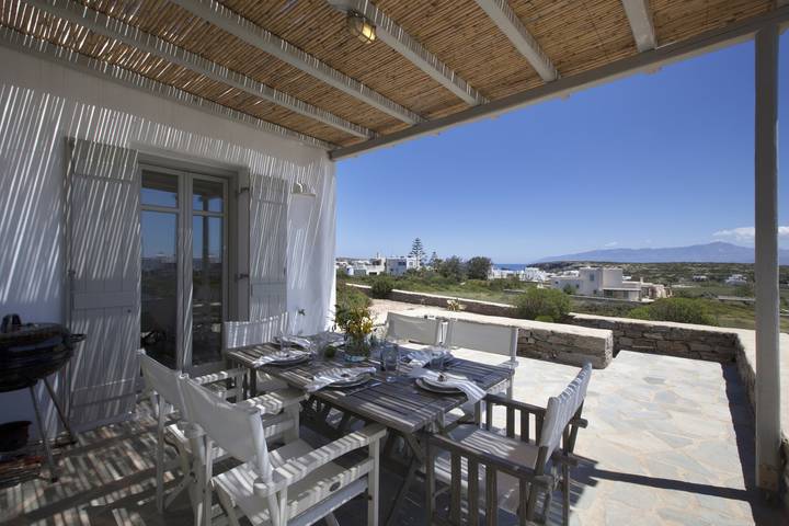 Villa pour 8 personnes, avec vue sur l’océan ainsi que balcon et jardin dans Paros