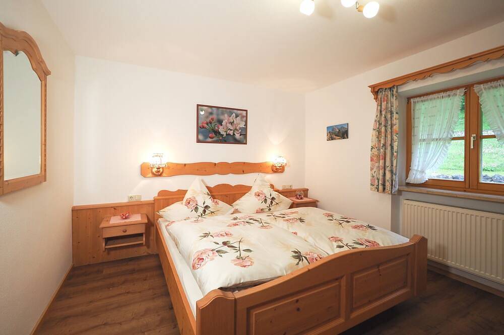 Ganze Wohnung, Ferienwohnung Nr. 2, 2-4 Personen, 42 qm, Balkon, Schlafzimmer+Wohnküche mit Schlafcouch in Hintersee, Ramsau bei Berchtesgaden