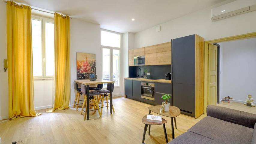 Gîte pour 2 personnes, avec Balcon et Terrasse dans Cinema Le Studio Bastia