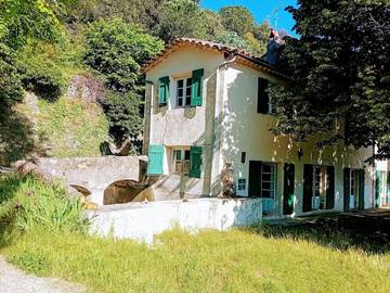 Gîte pour 12 personnes, avec piscine ainsi que vue et terrasse, animaux acceptés à Monoblet