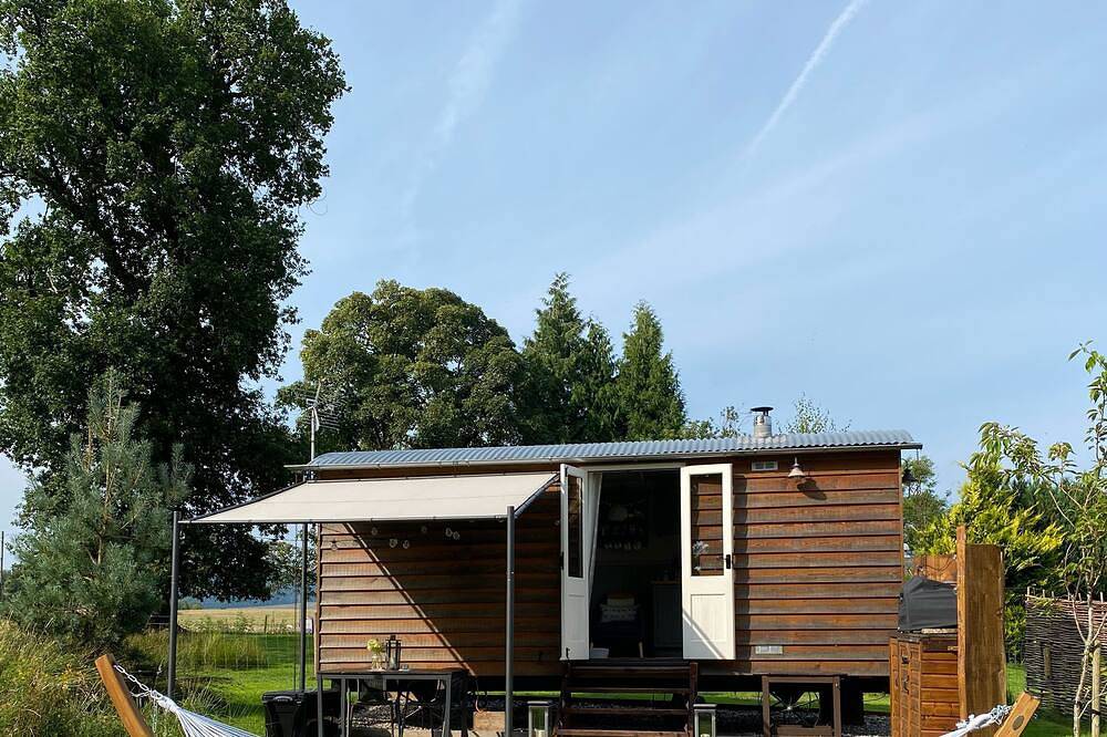 Luxurious shepherds hut with hot tub and pizza oven in the Scottish Trossachs in Stirling region
