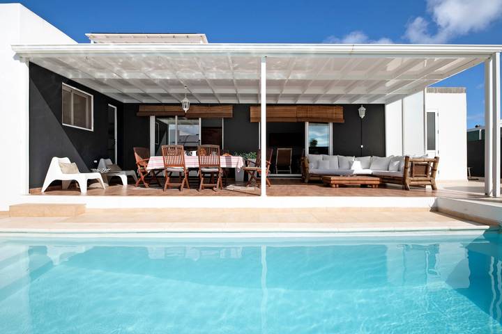 Villa con lujosa zona de piscina, terraza cerca del campo de golf y aire acondicionado in Costa Teguise, Teguise