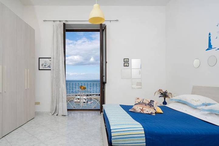 Appartamento intero, Appartamento mozzafiato sul mare di Sorrento, 1 Bedroom sea view beach apartment in Sorrento for up ... in Sorrento, Sorrento Coast