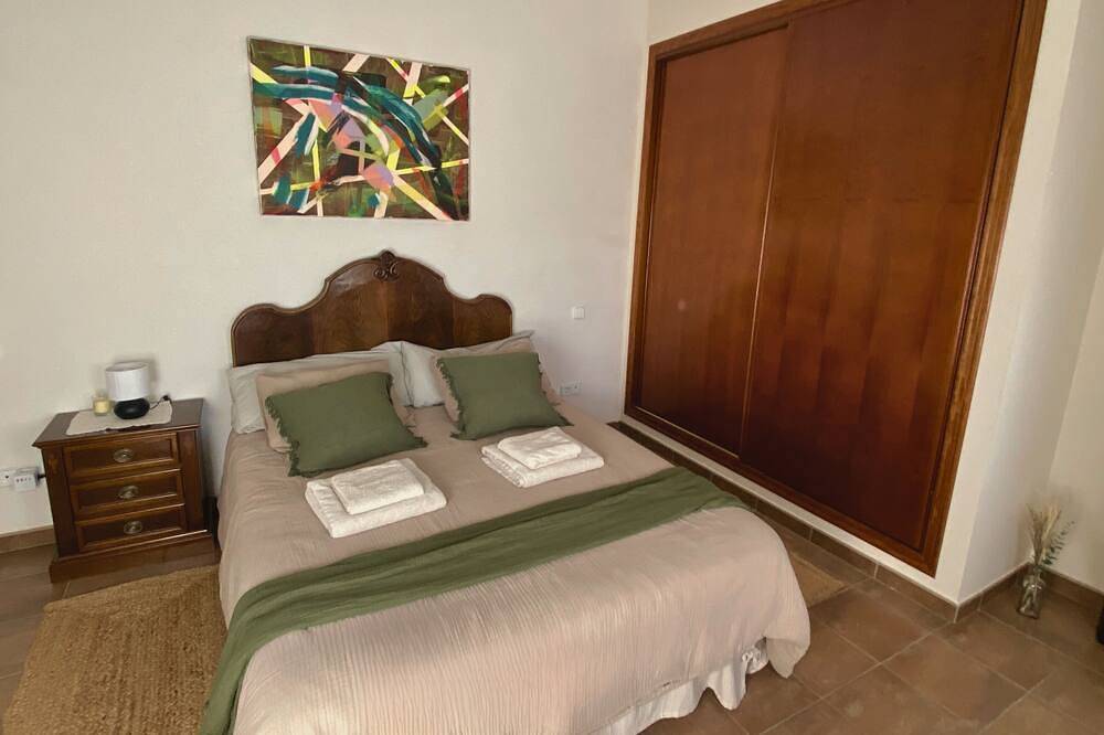 Bamboo Room with mountain views and lots of natural light in Alzira, Valencia Provincie