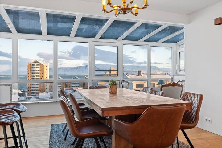 Ferielejlighed for 10 personer, med udsigt og terrasse i Island