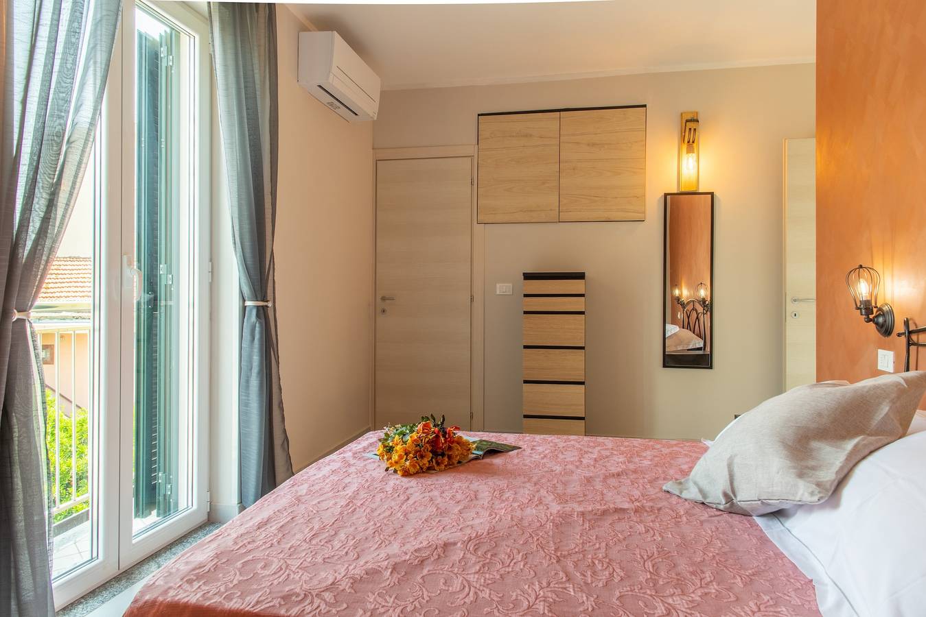 Appartamento intero, Appartamento 'Grecale' con terrazza privata, Wi-Fi e aria condizionata in Loano, Riviera di Ponente