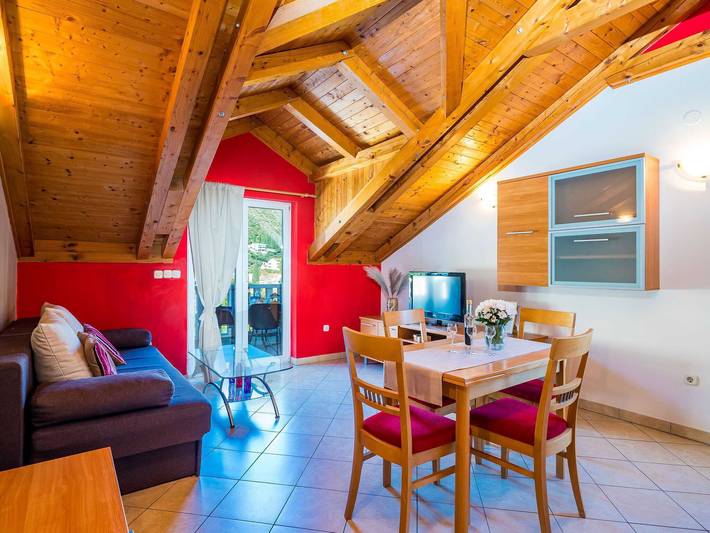 Ferienwohnung für 4 Personen, mit Balkon und Garten in Zaton