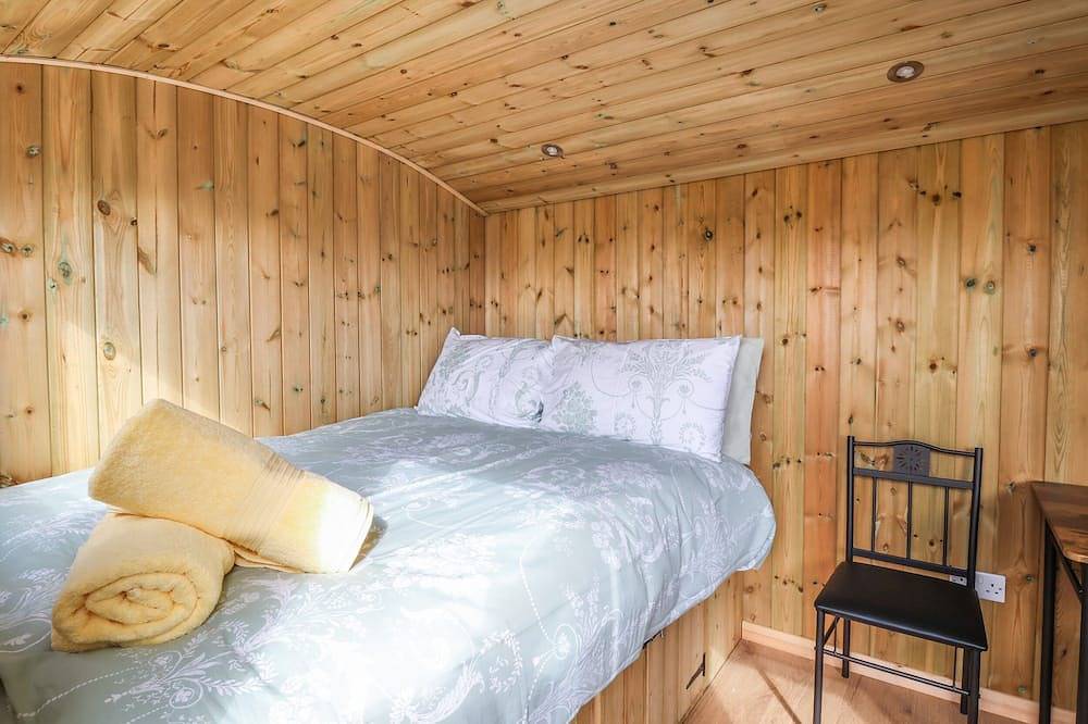 The Oak Hut, pet friendly, with hot tub in Whitchurch in Shropshire