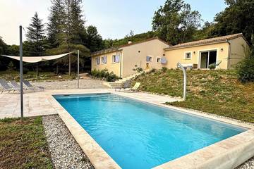 Gîte pour 6 personnes, avec terrasse et jardin à Sampzon