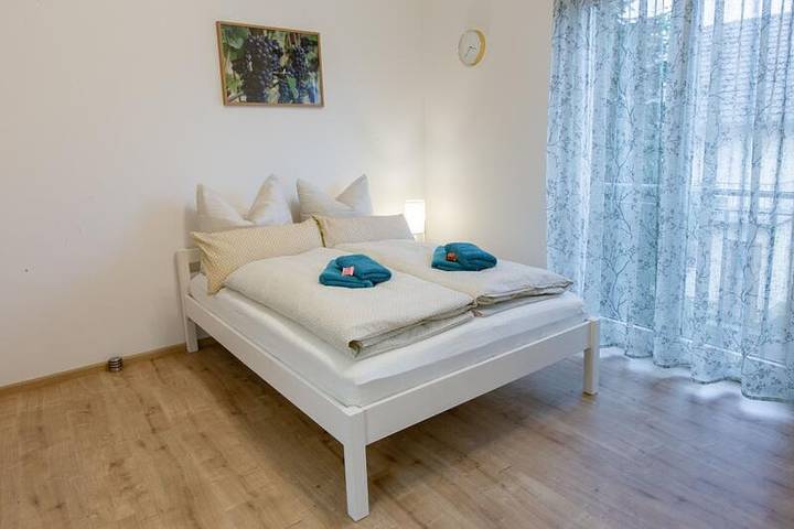 Ganze Wohnung, Ferienwohnungen Andreas Hetzel - Ferienwohnung Domina (22qm) mit Balkon in Knetzgau, Fränkisches Weinland