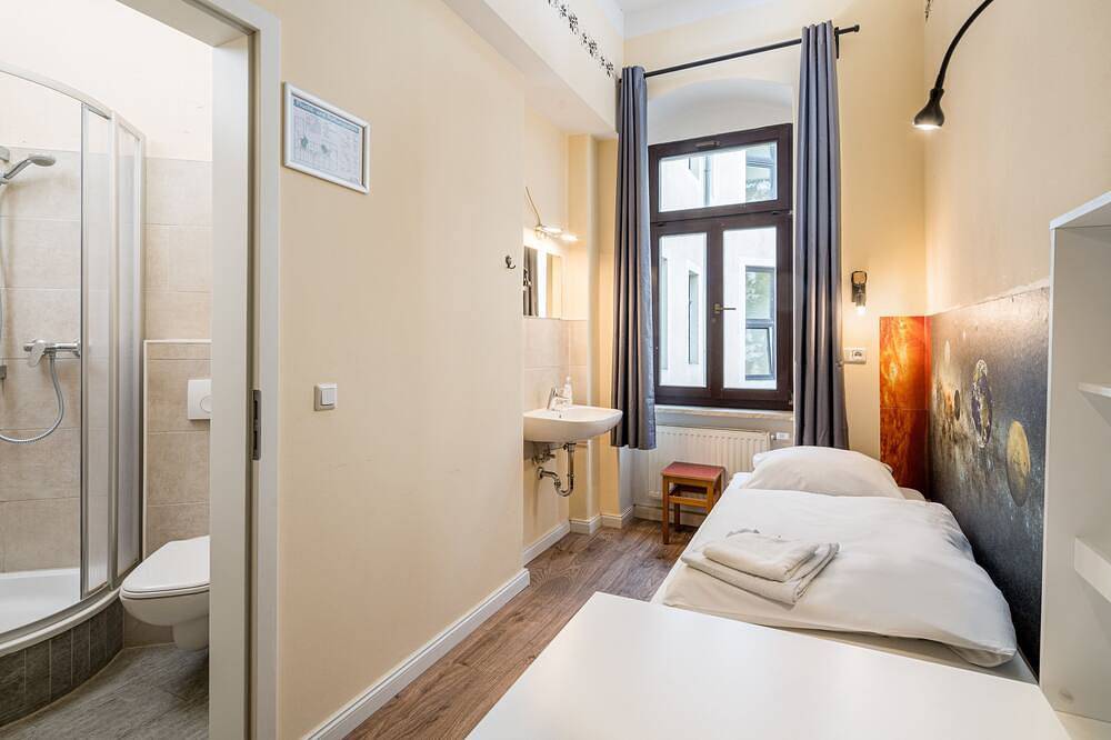 Einzelzimmer mit Dusche/Wc im Hostel Mondpalast in Dresden-Neustadt, Dresden