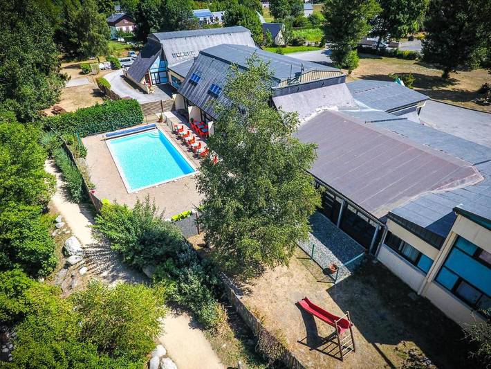 Parc de vacances pour 2 personnes, avec jacuzzi et sauna ainsi que piscine et jardin