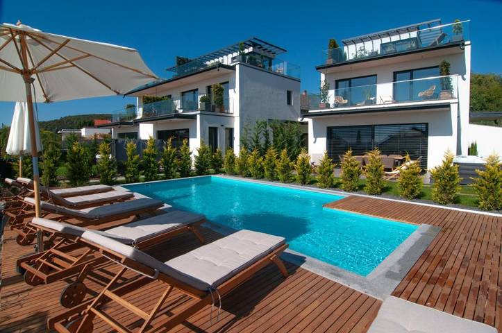 Ferienwohnung für 10 Personen, mit Balkon und Terrasse sowie Whirlpool und Garten in Balatonalmadi