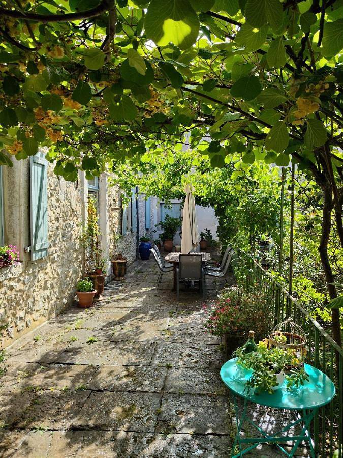 Gîte pour 2 personnes, avec Balcon et Terrasse ainsi que Jardin et Vue à Saint-André-de-Cruzières - 4