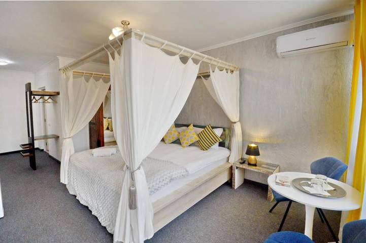 Gîte pour 2 personnes, avec Balcon et Terrasse ainsi que Jacuzzi et Jardin dans Deva (Roumanie)
