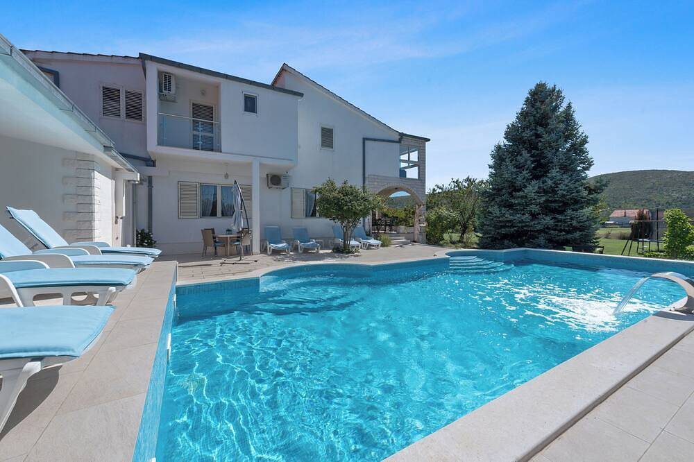 Villa Almas avec piscine, barbecue d'été et court de tennis in Zagora Dalmatie