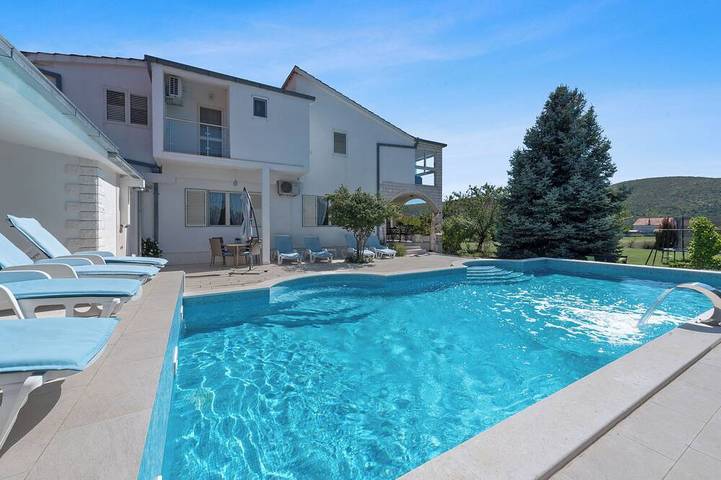 Villa für 14 Personen, mit Sauna und Garten sowie Whirlpool in Split-Dalmatien