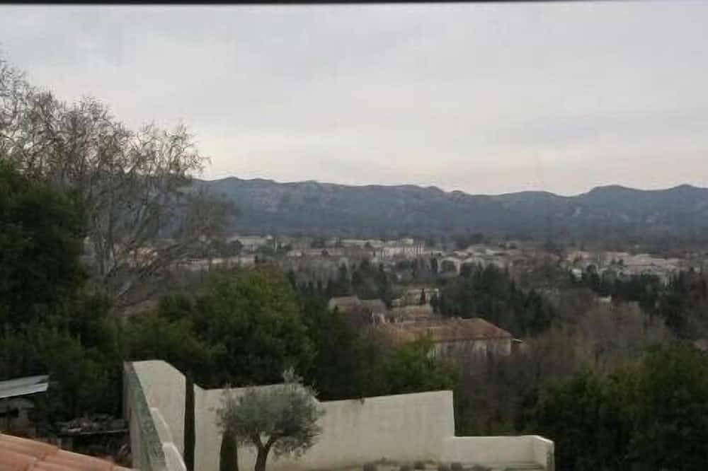 House in Saint-Rémy-de-Provence, gated pool on the edge of a green area in Saint-Rémy-de-Provence, Arles region