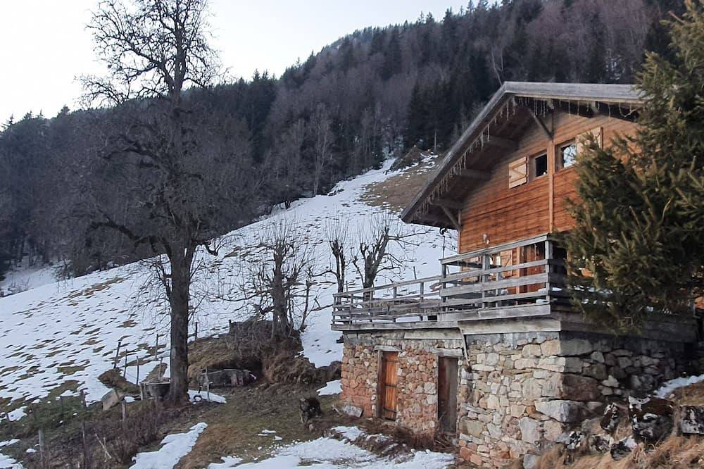 Alpine chalet 10 km from La Clusaz and Le Grand Bornand in Thônes, Annecy region