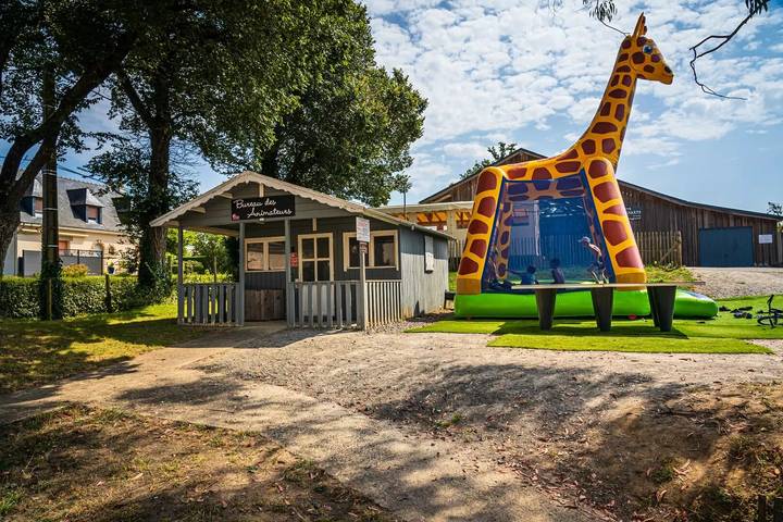 Mobil home pour 6 personnes, avec terrasse et piscine à Ambon