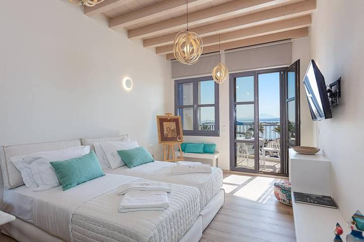 V77 Seafront Leto Suite with roof top hot tub. in Rethymno (City), Rethymno en omgeving