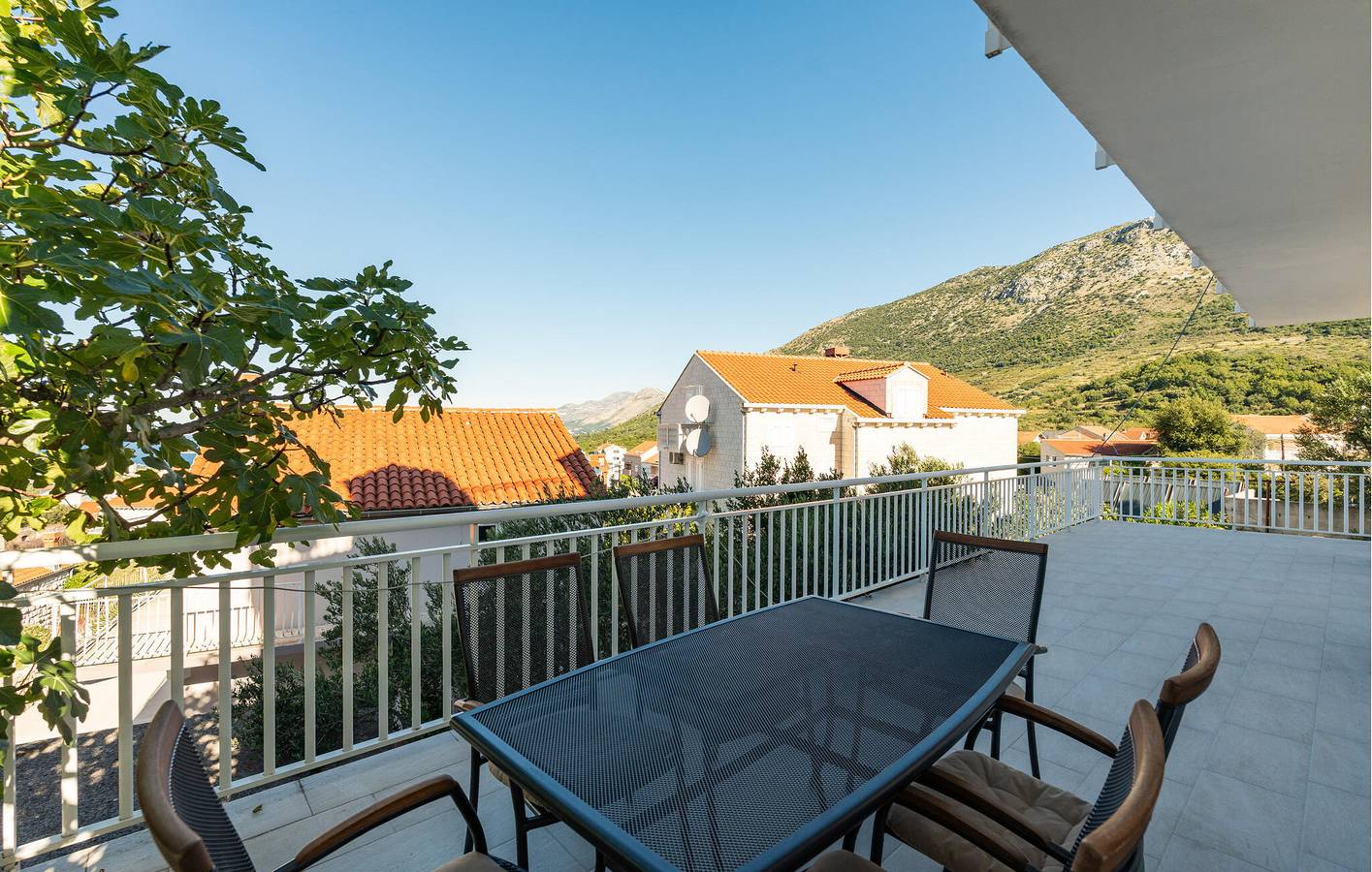 Entire holiday apartment, Spacious 2-Bed Apartment with Pool, WiFi, 1.5km to Beach in Cavtat, Dubrovnik-Neretva