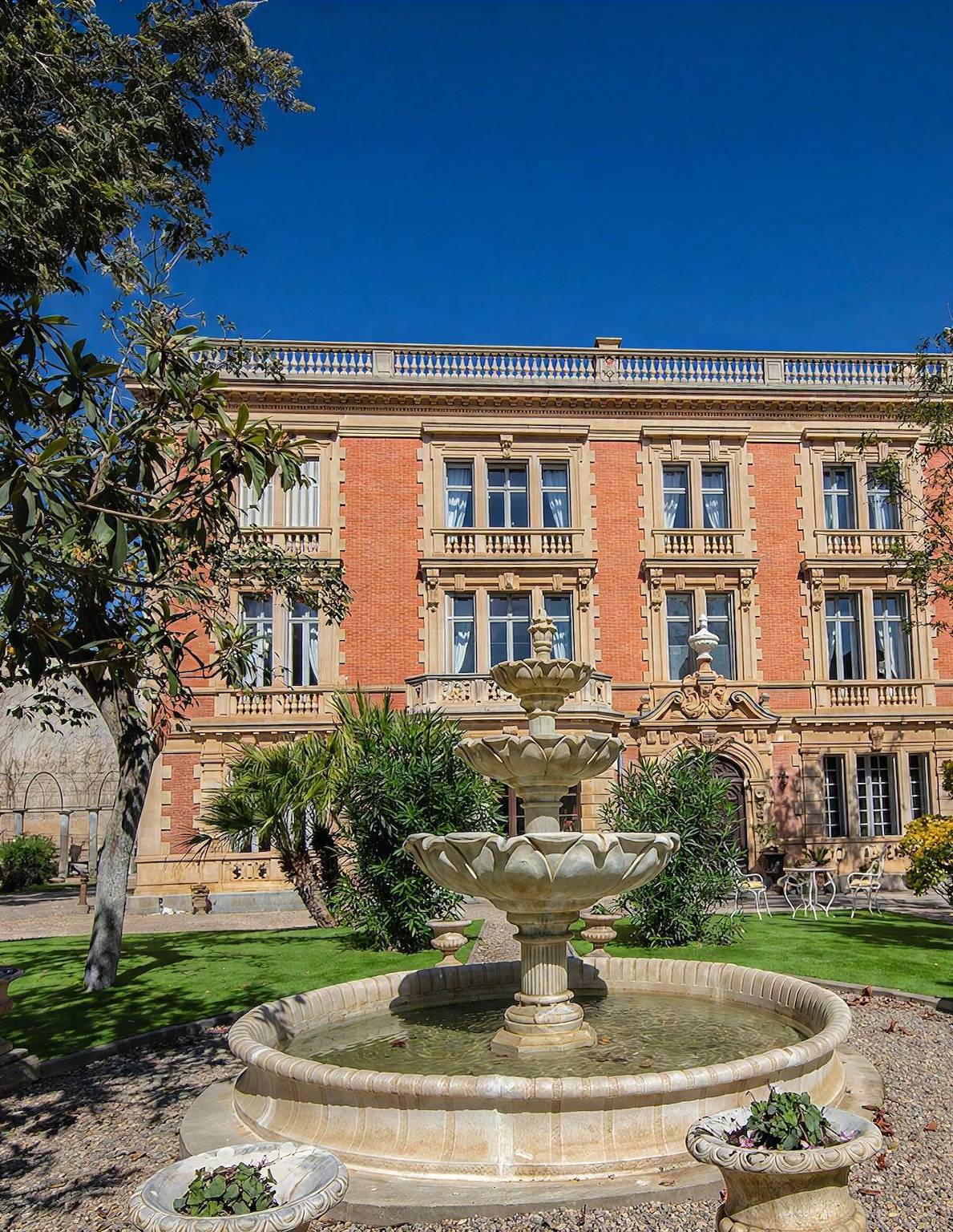 Château pour 16 personnes avec piscine in Névian, Côte d'Améthyste