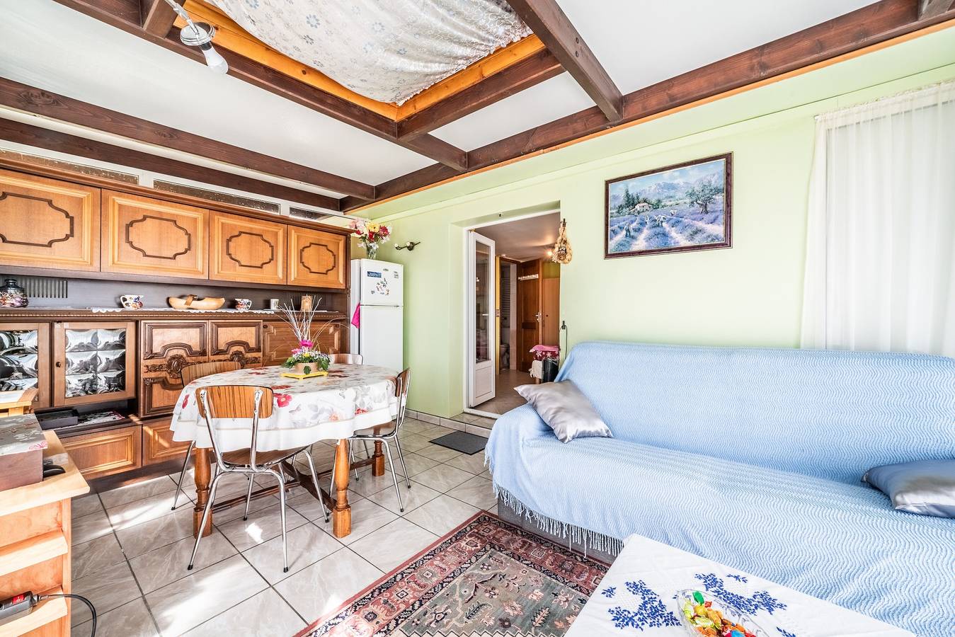 Apartamento entero, Apartamento "Charmant" con vistas a las montañas, terraza privada y Wi-Fi in Reignier-Ésery, Región de Saint-Julien-en-Genevois