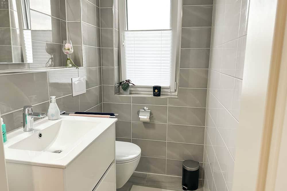 Ganze Wohnung, Neue und schöne Maisonette Wohnung mit Balkon, für Familien top-geeignet in Norderstedt, Kreis Segeberg