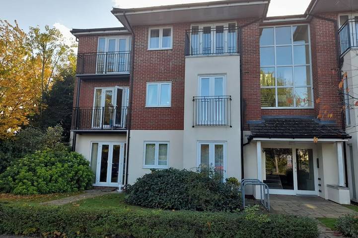 Apartment for 5 people, with balcony and garden in Solihull