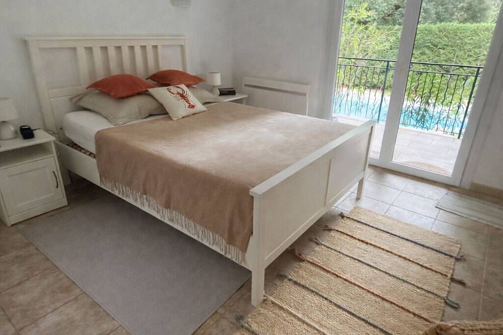 Maison de Vacances 4 Chambres Avec Piscine Privée en Provence in Lamanon, Region de Arles