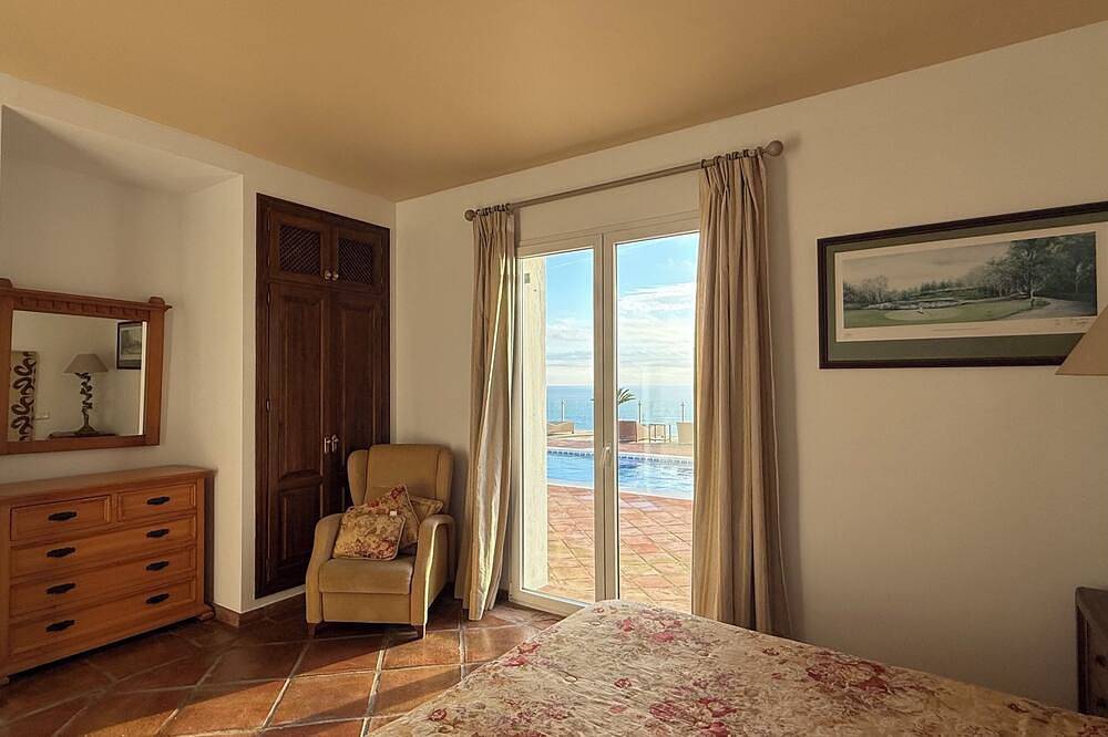 Charming 4-Bed Villa, Private Pool & Garden, Overlooking beach, Sea Views. in Manilva, Málaga Provinz