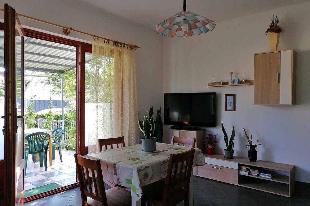 Ganze Wohnung, Ferienwohnung nur 250 m vom Strand entfernt in Balatonmariafürdö, Plattensee Südufer