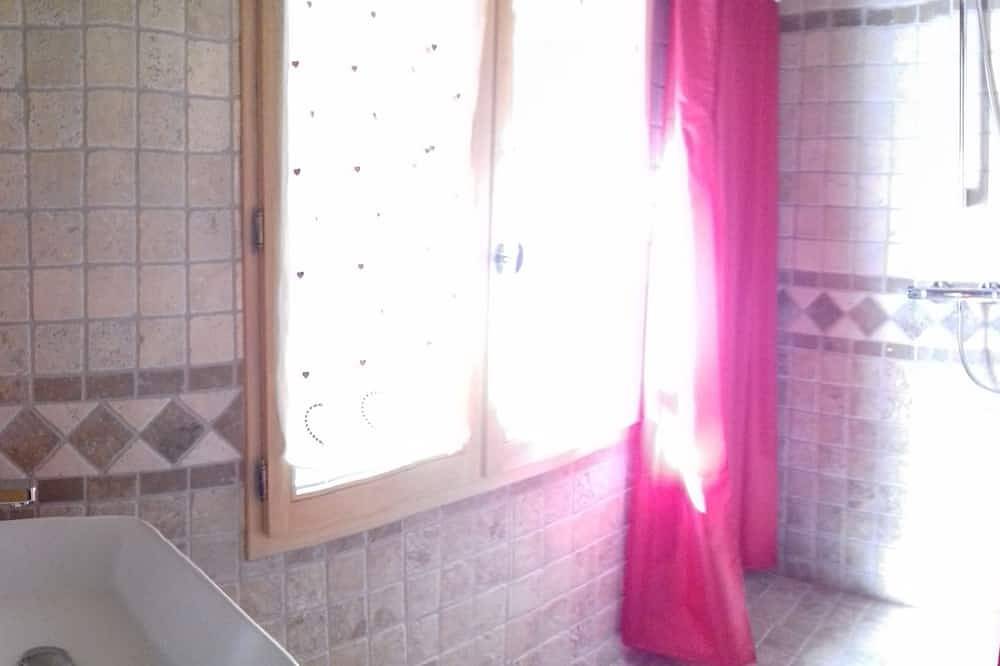 Chalet Les Clarines between lake and mountains in Bluffy, Annecy und Umgebung