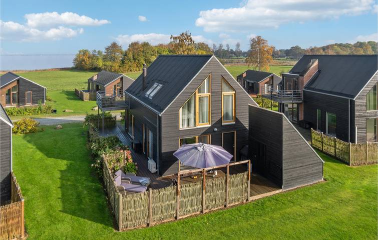 Ferienhaus für 8 Personen, mit Terrasse und Whirlpool sowie Garten in Stubbekøbing