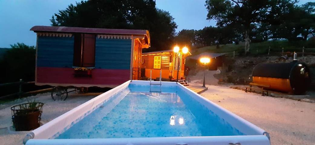 Tente pour 2 personnes, avec Terrasse et Jardin ainsi que Piscine et Sauna dans l' Ariège