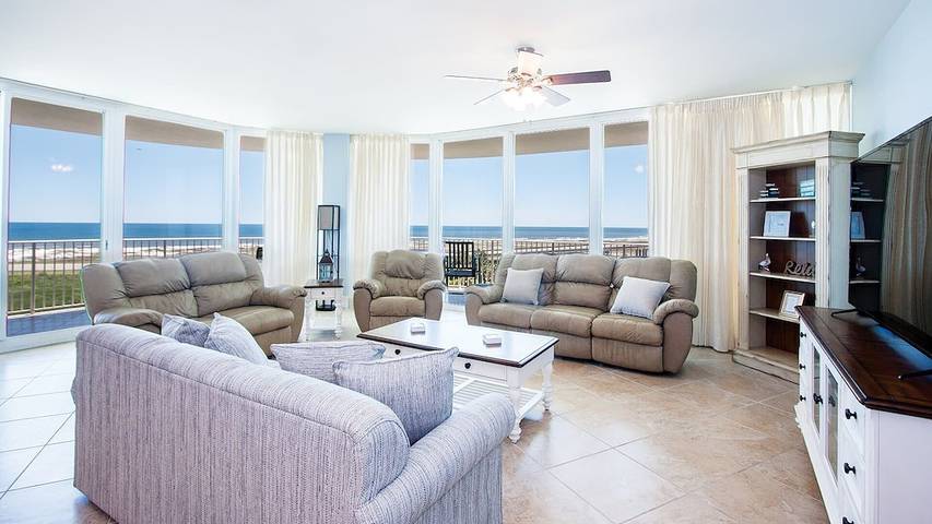 Vacation rental for 14 people, with yard and sauna as well as pool and hot tub by Orange Beach