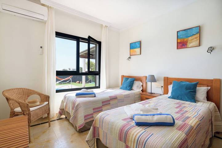 Luxusvilla mit beheiztem Pool, ökologisch, chlorfrei, Jacuzzi Wifi frei. in Montaña Roja, Yaiza