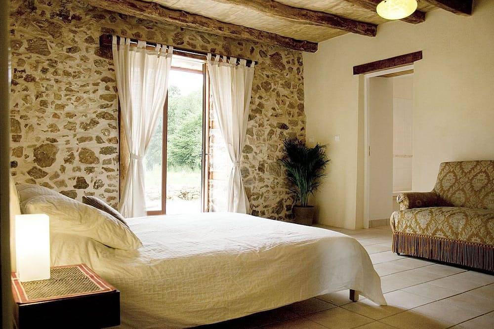 Luxury Guardian's Cottage with private heated pool and river access, Chez Bigot in Busserolles, Parc naturel régional Périgord-Limousin