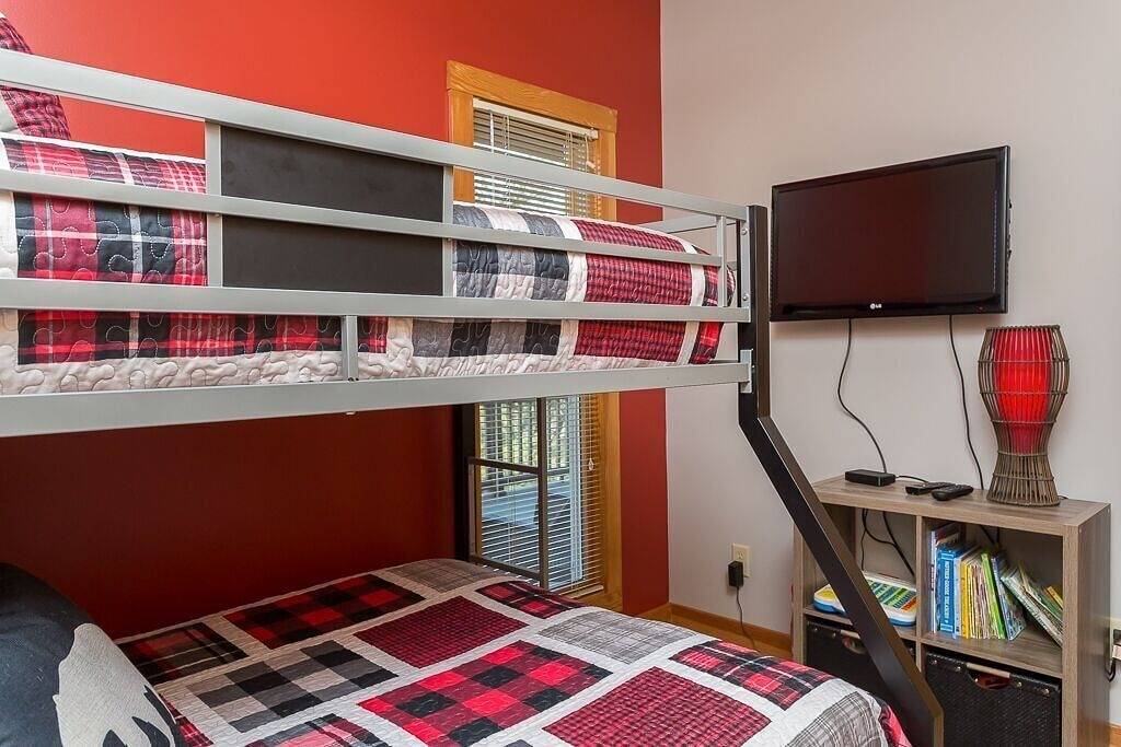 Unique Massanutten Lodge, Hot Tub, Game Room w/foosball and Gorgeous Views!! in Massanutten, Blue Ridge Mountains