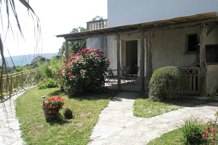 Gîte pour 4 personnes, avec terrasse ainsi que jacuzzi et jardin dans Cap Corse