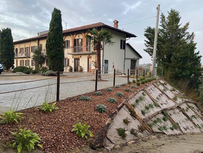 Agriturismo per 2 persone, con panorama e piscina nonché piscina per bambini e giardino, con animali domestici in San Damiano d'Asti