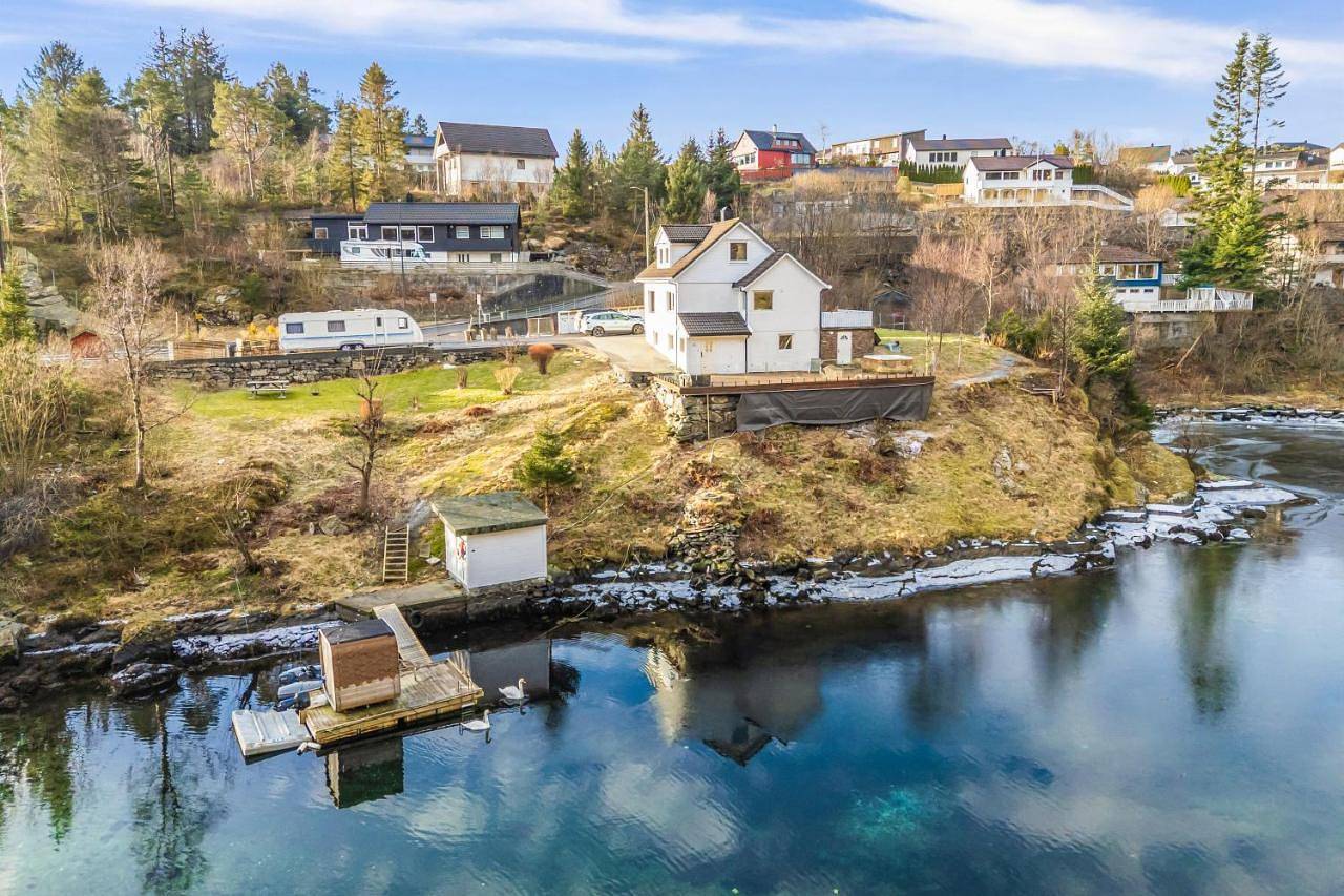 Ganze Wohnung, Aurora Bliss - Waterfront Jacuzzi & Sauna near Bergen in Askøy
