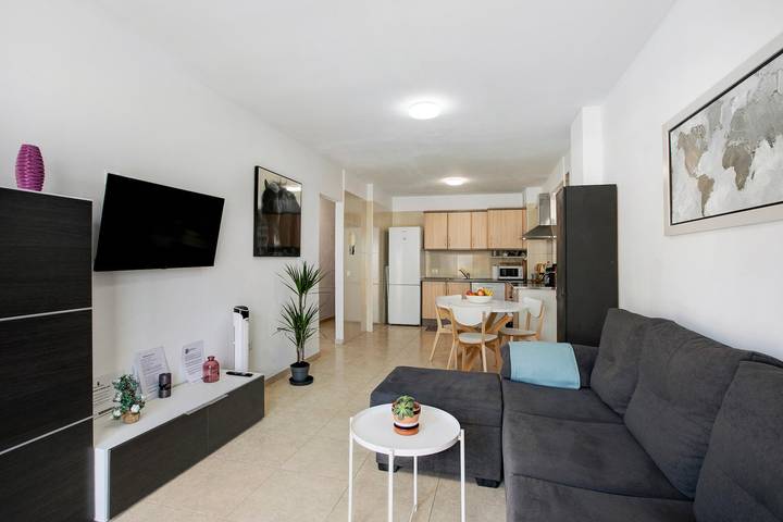 Vacation Home 'El Pisito De Momo' with Mountain View, Shared Pool and Wi-Fi in Punta Larga, Candelaria