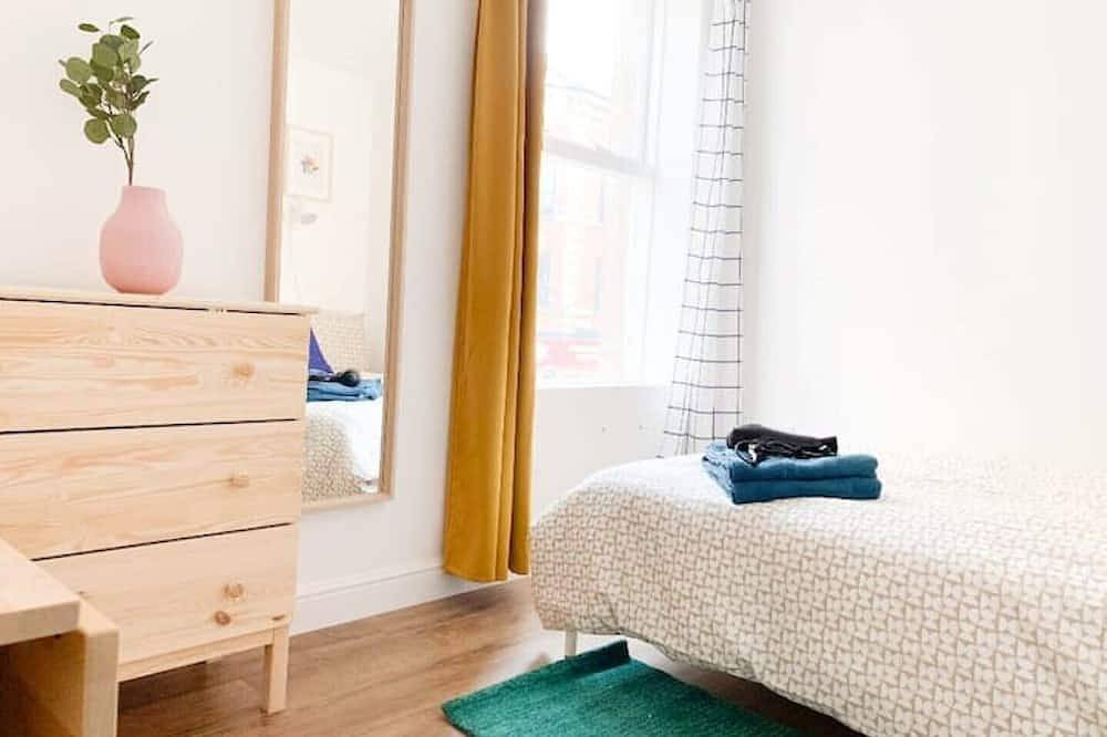 Front Double Bedroom Near Infirmary in Leicester, Heart of England